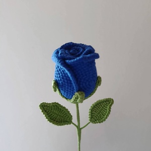 Horgolt örök rózsa , Otthon & Életmód, Virágdekoráció, Virágok, Szálas virág, , Készleten lévő termek, 1 db van belőle. 
Magassága: kb. 34 cm
A virág magassága: kb. 6-7 cm, MESKA