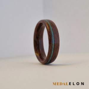 Fekete dió fa gyűrű, malachit berakással - Meska.hu