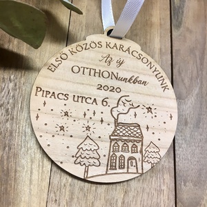 Első közös otthon karácsonyfadísz egyedi gravírozással, tömör cseresznyefából  - karácsony - karácsonyi lakásdekoráció - karácsonyfadíszek - Meska.hu