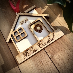 Karácsonyi házikó - karácsonyfadísz egyedi gravírozással - karácsony - karácsonyi lakásdekoráció - karácsonyfadíszek - Meska.hu