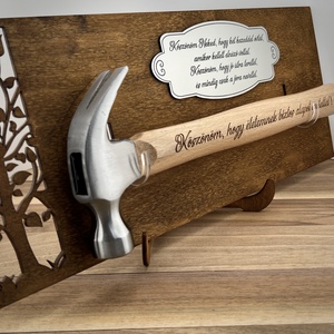 Szülőköszöntő ajándék - gravírozott nyelű kalapács díszes fatáblával - esküvő - emlék & ajándék - szülőköszöntő ajándék - Meska.hu Szülőköszöntő ajándék - gravírozott nyelű kalapács díszes fatáblával - esküvő - emlék & ajándék - szülőköszöntő ajándék - Meska.hu