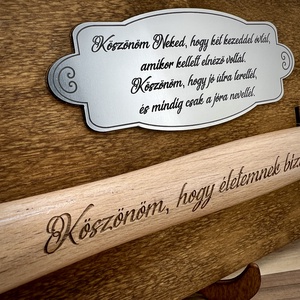 Szülőköszöntő ajándék - gravírozott nyelű kalapács díszes fatáblával - esküvő - emlék & ajándék - szülőköszöntő ajándék - Meska.hu Szülőköszöntő ajándék - gravírozott nyelű kalapács díszes fatáblával - esküvő - emlék & ajándék - szülőköszöntő ajándék - Meska.hu