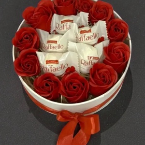 Szappanrózsa box raffaelloval, Otthon & Életmód, Virágdekoráció, Virágok, Virágbox, Mindenmás, A csomag tartalma:

? 11 db illatos, vörös szappanrózsa
? 5 db eredeti Raffaello desszert 12.5 g/db..., MESKA