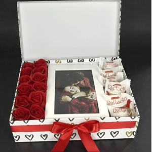 Raffaello ajándékcsomag saját fotóval, Otthon & Életmód, Virágdekoráció, Virágok, Virágbox, Fotó, grafika, rajz, illusztráció, A csomag tartalma:

? 12 db illatos, vörös szappanrózsa (bal oldalon)
?️ 1 db fehér, elegáns képker..., MESKA
