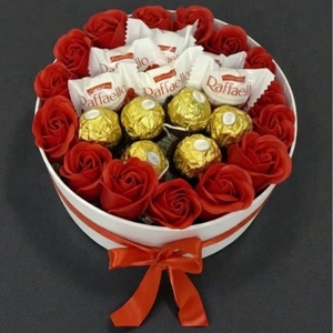 Prémium Ferrero és Raffaello Ajándékbox Nőknek, Otthon & Életmód, Virágdekoráció, Virágok, Virágbox, Mindenmás, A csomag tartalma:

? 15 db dús, vörös szappanrózsa
? 6 db Ferrero Rocher mogyorós desszert 12.5 g/..., MESKA