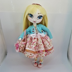 Zsuzsu baba, virágos szoknyában - Meska.hu