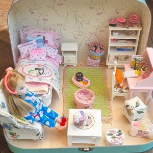 Zsuzsu baba ,bőröndben hordozható házzal,ruhatárral - Meska.hu