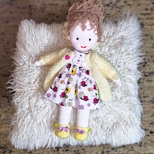 Zsuzsu baba kötött kabátban - Meska.hu