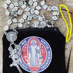 Szent Benedek rózsafüzér tartóval - Meska.hu