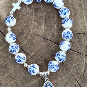 Kékvirág rózsafüzér karkötő Szűzanya medállal , Ékszer, Karkötő, Gyöngyös karkötő, Ékszerkészítés, MESKA