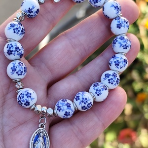 Kékvirág rózsafüzér karkötő Szűzanya medállal  - ékszer - karkötő - gyöngyös karkötő - Meska.hu