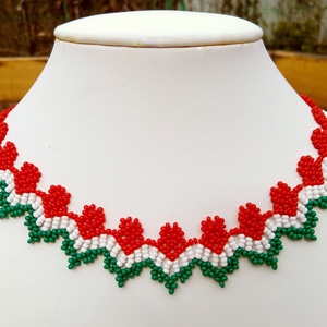 Nemzeti színű népi mintájú nyaklánc - ékszer - nyaklánc - nyakpánt, gallér - Meska.hu