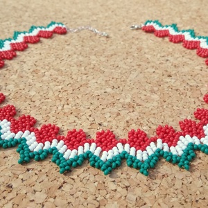 Nemzeti színű népi mintájú nyaklánc, Ékszer, Nyaklánc, Nyakpánt, gallér, Ékszerkészítés, Gyöngyfűzés, gyöngyhímzés, MESKA