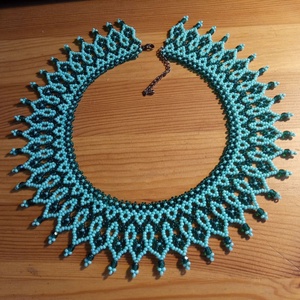 Kézzel fűzött türkiz nyaklánc népi motívummal - ékszer - nyaklánc - gyöngyös nyaklánc - Meska.hu
