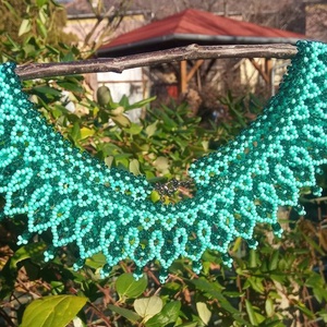 Kézzel fűzött türkiz nyaklánc népi motívummal - ékszer - nyaklánc - gyöngyös nyaklánc - Meska.hu