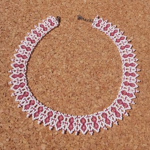 Pink-fehér és pezsgő-fehér fűzött nyaklánc csiszolt lüszteres gyöngyökkel - ékszer - nyaklánc - nyakpánt, gallér - Meska.hu