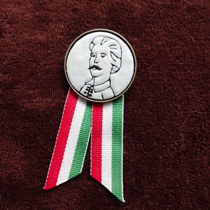 Kokárda, Ékszer, Kitűző és Bross, Fémmegmunkálás, Tűzzománc, Kokárdaként viselhető kitűző melyet több évig is viselhetsz!
Az egyszerű bronzszínű foglalatban Pet..., MESKA