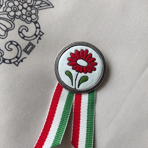 Kokárda, Ékszer, Kitűző és Bross, Fémmegmunkálás, Tűzzománc, Kokárdaként viselhető kitűző melyet több évig is viselhetsz!
Az fonottmintás ezüstzínű foglalatban ..., MESKA