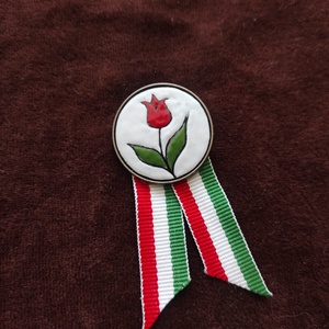 Kokárda, Ékszer, Kitűző és Bross, Fémmegmunkálás, Tűzzománc, Kokárdaként viselhető kitűző melyet több évig is viselhetsz!
Az egyszerű bronzszínű foglalatban  tu..., MESKA