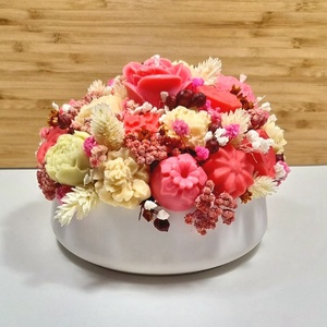 Illatviasz virágbox, Otthon & Életmód, Dekoráció, Asztal és polc dekoráció, Asztaldísz, Gipszöntés, Gyertya-, mécseskészítés, Különleges és illatos dekoráció, amely a virágcsokor szépségét és az illatviasz élményét ötvözi.

A..., MESKA