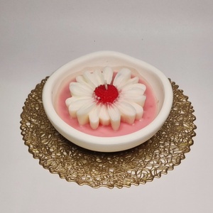 Szójaviasz gyertya kerámiapor tartóban � Margaréta díszítéssel - otthon & életmód - dekoráció - asztal és polc dekoráció - asztaldísz - Meska.hu