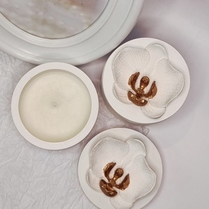 Szójaviasz gyertya kerámiapor tartóban � Orchidea díszítéssel - otthon & életmód - gyertya, illat, aroma - mécses és mécsestartó - Meska.hu