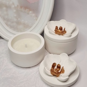 Szójaviasz gyertya kerámiapor tartóban � Orchidea díszítéssel, Otthon & Életmód, Gyertya, illat, aroma, Mécses és mécsestartó, Gipszöntés, Gyertya-, mécseskészítés, MESKA