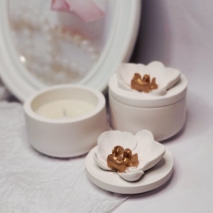 Szójaviasz gyertya kerámiapor tartóban � Orchidea díszítéssel - otthon & életmód - gyertya, illat, aroma - mécses és mécsestartó - Meska.hu