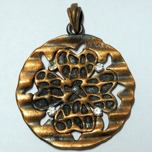 Antik kézműves nyaklánc bronz medál 41 mm áttört virágmintás kerek réz ékszer, Ékszer, Kitűző és Bross, Mindenmás, MESKA