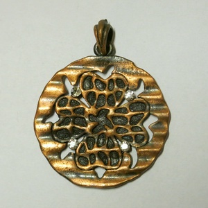 Antik kézműves nyaklánc bronz medál 41 mm áttört virágmintás kerek réz ékszer - ékszer - kitűző és bross - Meska.hu