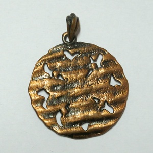 Antik kézműves nyaklánc bronz medál 41 mm áttört virágmintás kerek réz ékszer - ékszer - kitűző és bross - Meska.hu