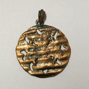 Antik kézműves nyaklánc bronz medál 41 mm áttört virágmintás kerek réz ékszer - ékszer - kitűző és bross - Meska.hu