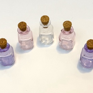 Színes miniüveg parafadugóval 2,5 cm-es mini üveg palack üvegpalack üvegcse dekoráció - kellékek & szerszámok - dekorációs kellékek - egyéb kellékek - Meska.hu