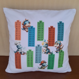 Szorzótáblás mintás plüss díszpárna dinós  - Meska.hu