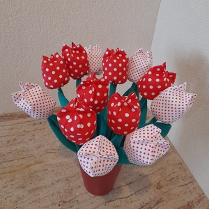 Textil tulipán fehér piros pettyes csokor 3szál , Otthon & Életmód, Dekoráció, Asztal és polc dekoráció, Asztaldísz, Varrás, Kézzel készült textil tulipánok,erős fa szár alappal,prémium pamut alapanyagból. Levele flízzel mer..., MESKA