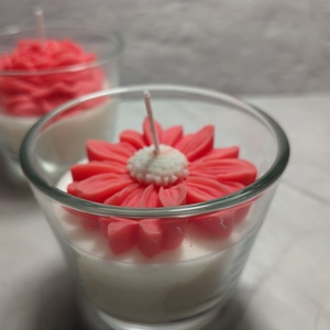 Piros virágos poharas gyertya - kellékek & szerszámok - dekorációs kellékek - dekorációs gyertya - Meska.hu