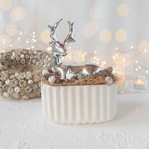 Karácsonyi asztaldísz  ezüst szarvas fehér kerámia kaspóban - Meska.hu