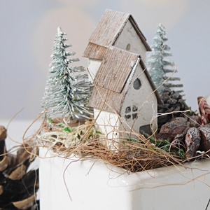 Karácsonyi asztaldísz  fehér kocka kaspó két apró házikóval - karácsony - karácsonyi lakásdekoráció - karácsonyi lakásdíszek - Meska.hu