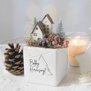 Karácsonyi asztaldísz  fehér kocka kaspó két apró házikóval - karácsony - karácsonyi lakásdekoráció - karácsonyi lakásdíszek - Meska.hu