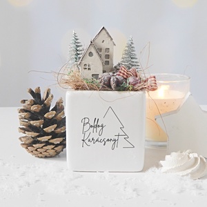 Karácsonyi asztaldísz  fehér kocka kaspó két apró házikóval - Meska.hu