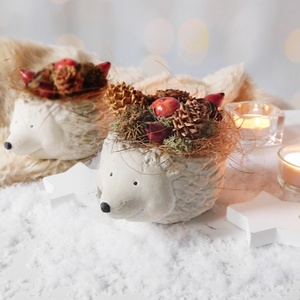 Süni kaspó tobozokkal és csipkebogyóval - karácsony - karácsonyi lakásdekoráció - karácsonyi lakásdíszek - Meska.hu