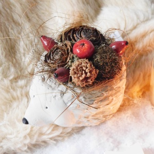 Süni kaspó tobozokkal és csipkebogyóval - karácsony - karácsonyi lakásdekoráció - karácsonyi lakásdíszek - Meska.hu