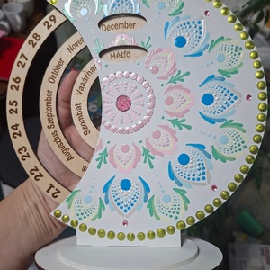 Öröknaptár 25cm rózsaszín-kék-zöld mandala mintával fehér alapra, Otthon & Életmód, Dekoráció, Fali és függő dekoráció, Falinaptár & Öröknaptár, Festészet, Festett tárgyak, MESKA