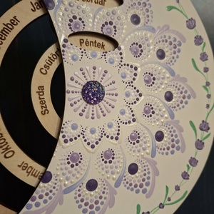 Öröknaptár 21cm lila mandala mintával fehér alapon sötét lila kővel - otthon & életmód - dekoráció - fali és függő dekoráció - falinaptár & öröknaptár - Meska.hu