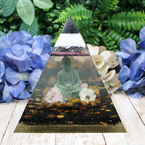 Piramis alakú epoxy dekoráció buddha szoborral  - Meska.hu