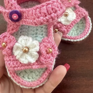 Horgolt kislány szandál virágdíszítéssel - ruha & divat - gyerekruha - Meska.hu