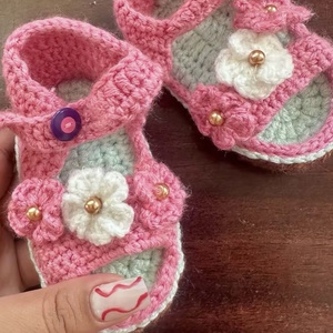 Horgolt kislány szandál virágdíszítéssel - ruha & divat - gyerekruha - Meska.hu