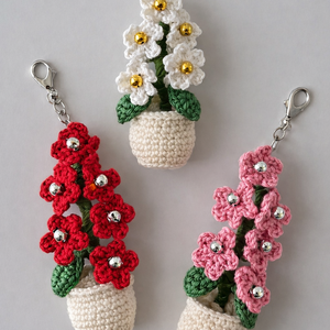 Horgolt virág kulcstartó, dekoráció, választható színekben  - tavaszi ajándé- rózsaszín - táska & tok - kulcstartó & táskadísz - kulcstartó - Meska.hu