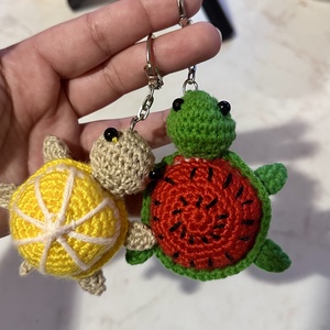 Teknősbéka-Horgolt kulcstartó-amigurumi-gyümölcsös - Meska.hu