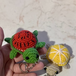Teknősbéka-Horgolt kulcstartó-amigurumi-gyümölcsös - táska & tok - kulcstartó & táskadísz - kulcstartó - Meska.hu